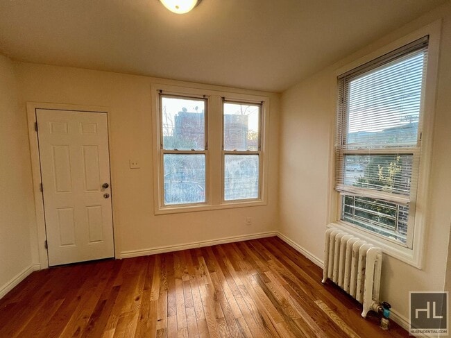 Building Photo - 3BR 1BA Sunny Corner Duplex