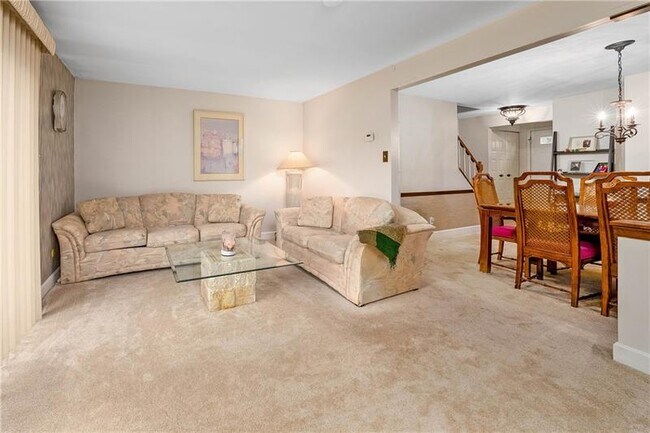 Building Photo - 202 Parkwood Dr