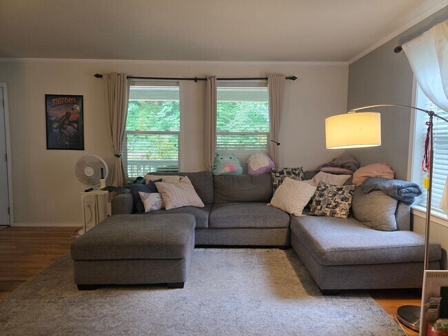 Building Photo - 3 Bedroom Craftsman Style Home in Convenie...