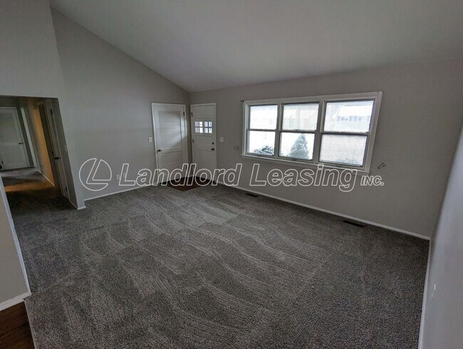 Foto del edificio - Avon Lake Ranch with Fresh Updates, Vaulted Ceilings, and More!