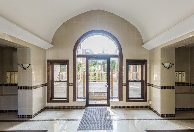 Lobby - Wilson Court - 1901 W Wilson Ave