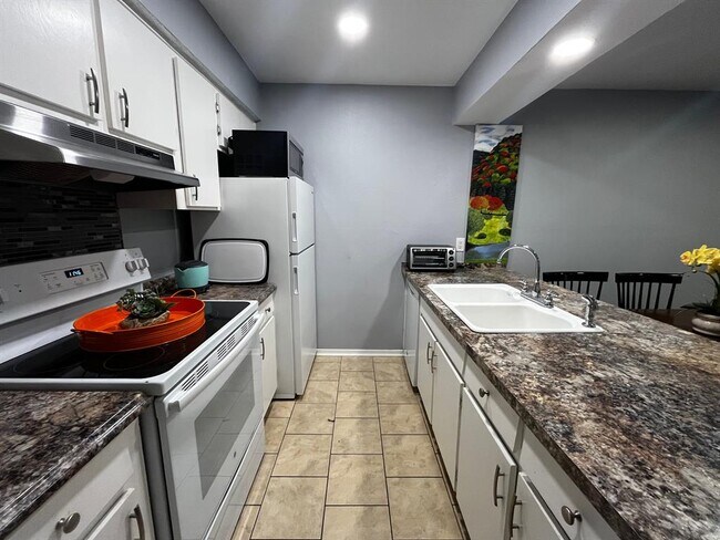 Building Photo - 6501 E Hill Dr