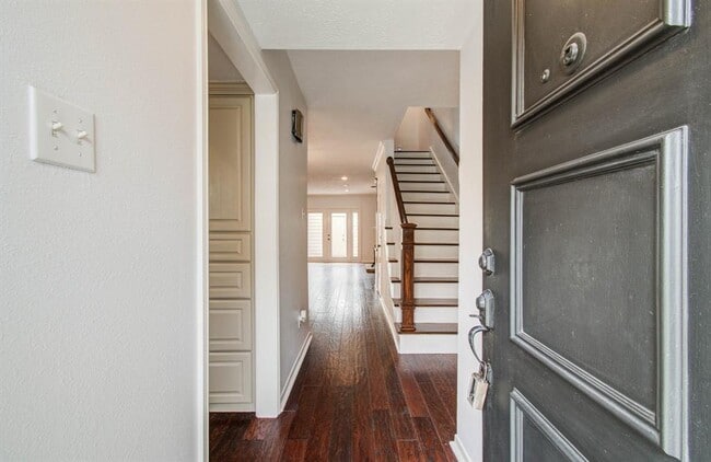 Building Photo - 926 Memorial Village Dr
