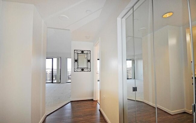 Building Photo - 1530 Key Blvd