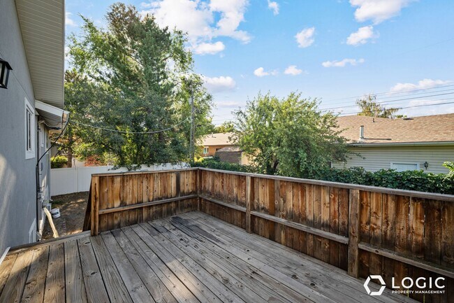 Building Photo - 512 E. Larchwood Drive-A