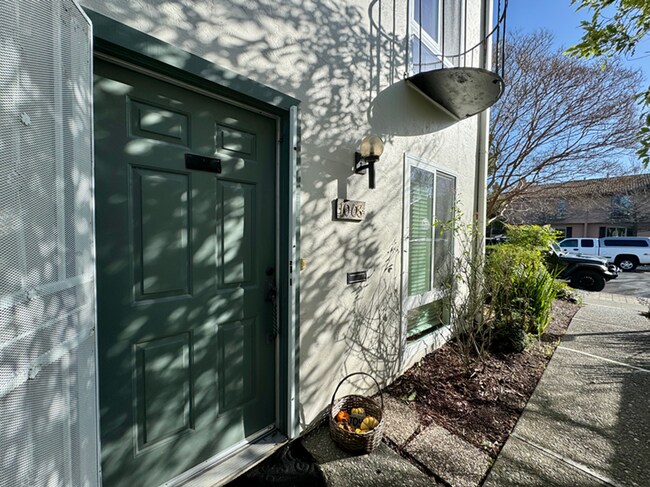 Building Photo - Renovated Two Bedroom Napa Condo Minutes f...