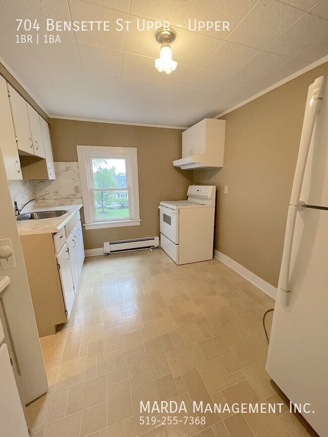 Photo du bâtiment - SPACIOUS 1+1 BED/1 BATH UPPER APT + HYDRO!