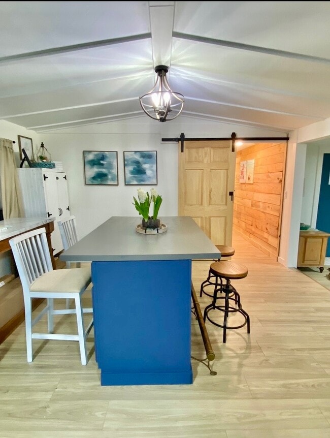 Foto del edificio - 570 Sandy Ln