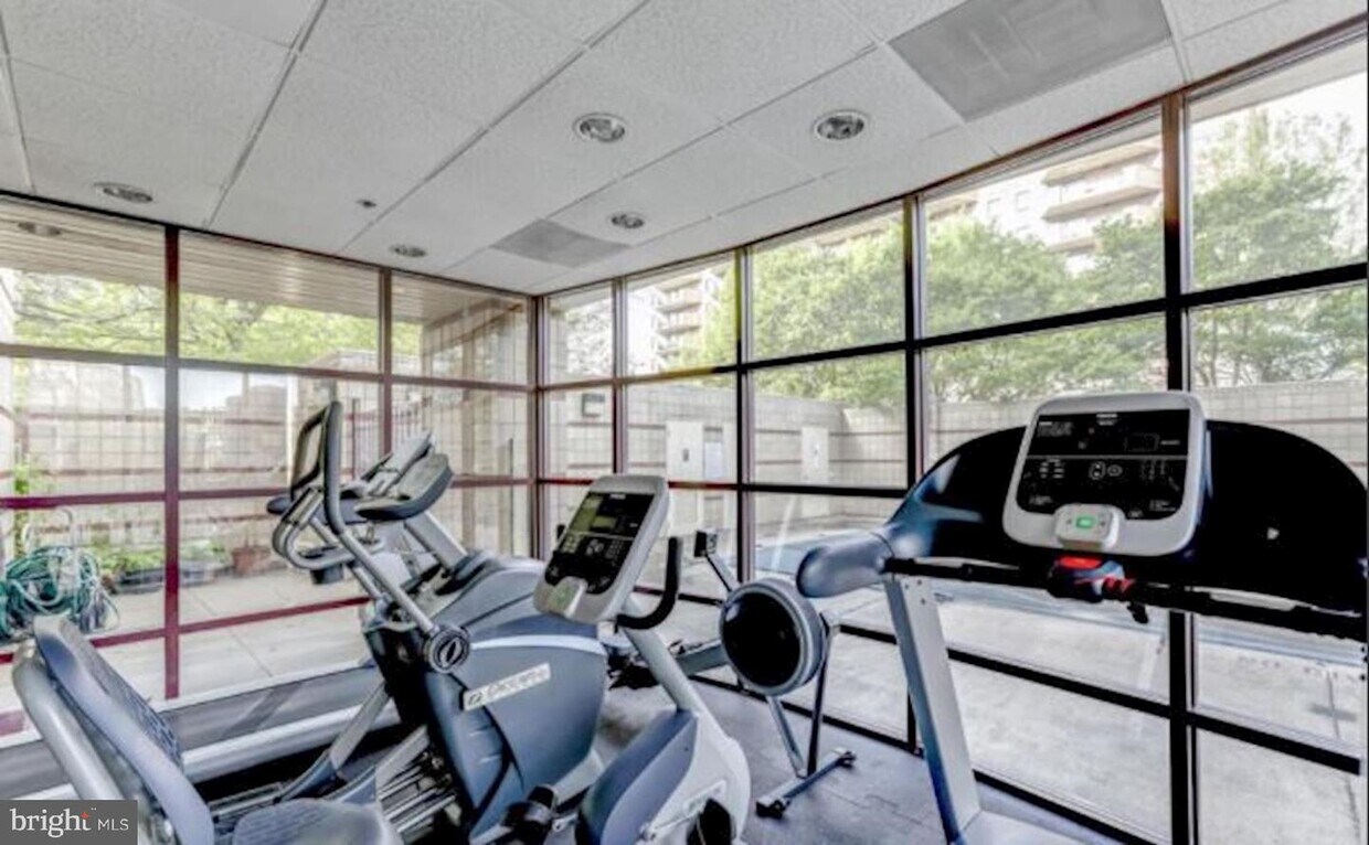Foto principal - 2400 Clarendon Blvd