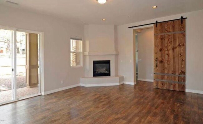 Foto del edificio - 900 E Sterling Ln