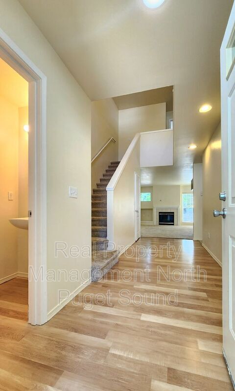 Foto del edificio - 10030 Holly Dr