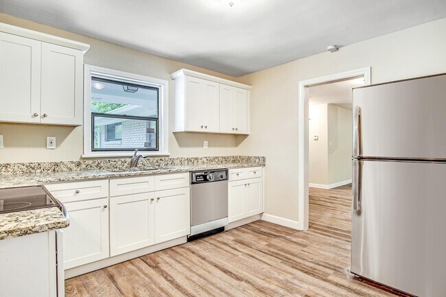 Building Photo - 2884 Santa Monica Dr