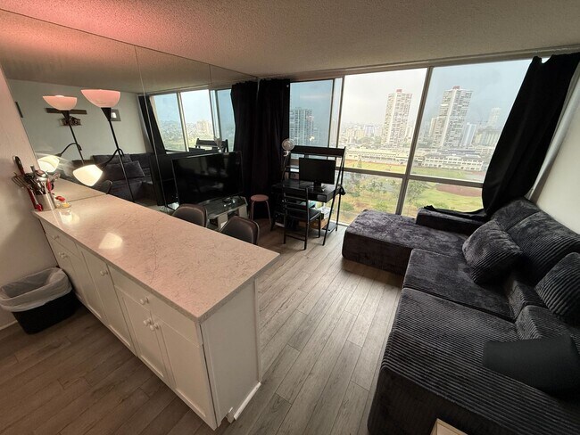 Foto del edificio - Beautiful High-Rise 1 Bedroom in Waikiki with Covered Parking