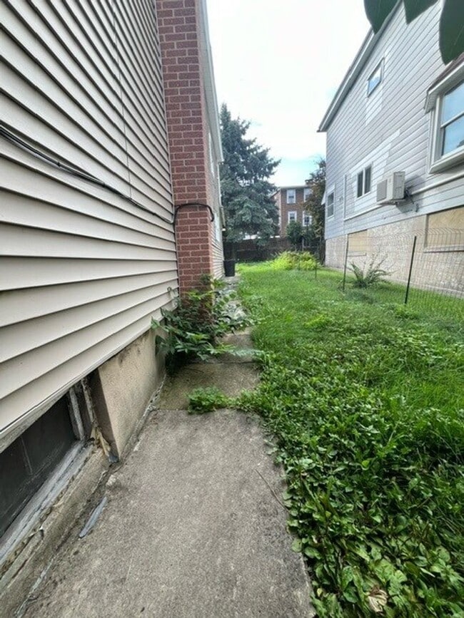 Building Photo - 4 Bedroom 1 Bath