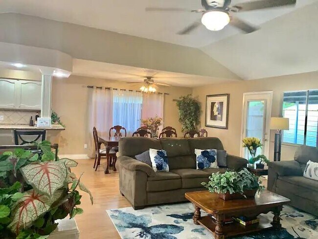 Foto del edificio - 2406 Strait Ln