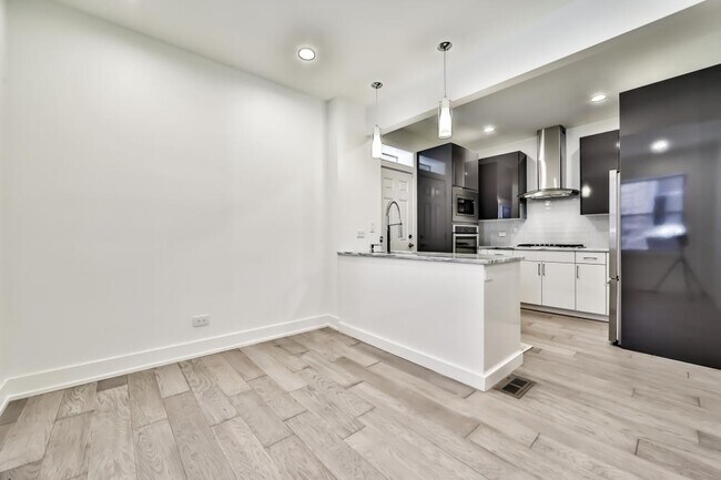Building Photo - 4 bedroom in Chicago IL 60651