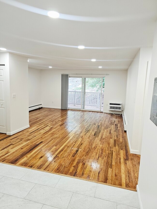 4-5C Living Room - Kenmore Apartments
