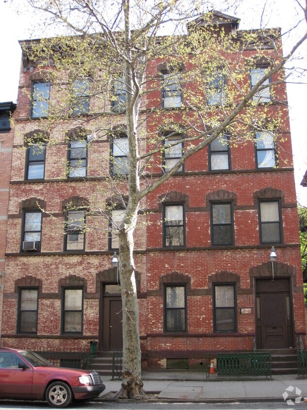 Foto principal - 566 Sterling Pl