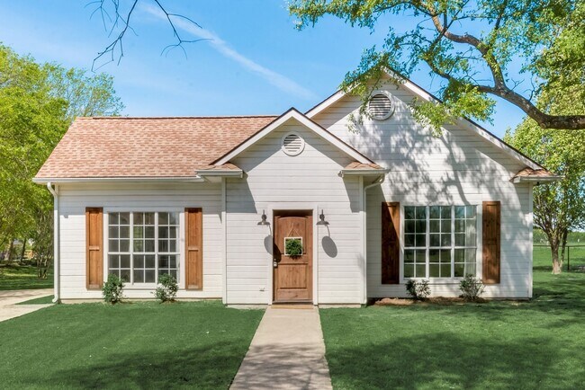 Building Photo - A must see country living home in McKinney...