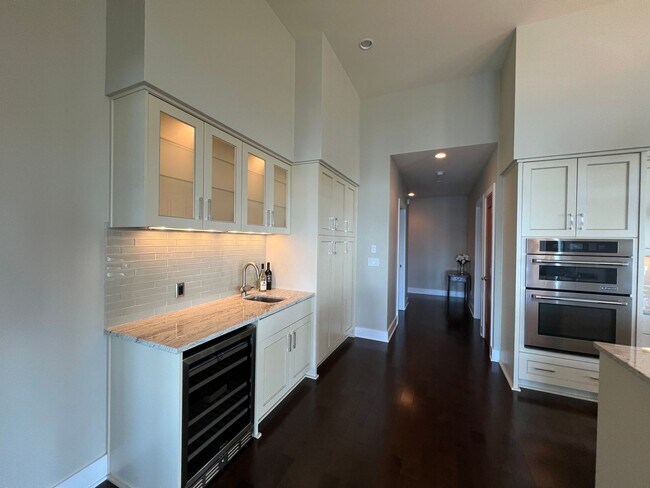 Building Photo - 2 Bed 2.5 Bath Waterfront Penthouse Condom...