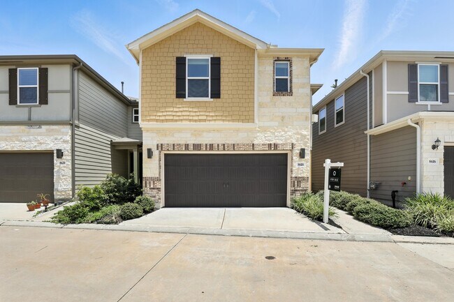 Foto del edificio - 8618 Cedar Plains Ln