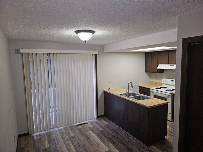 Foto del edificio - Large Two Bedroom Townhouse with Garage in...