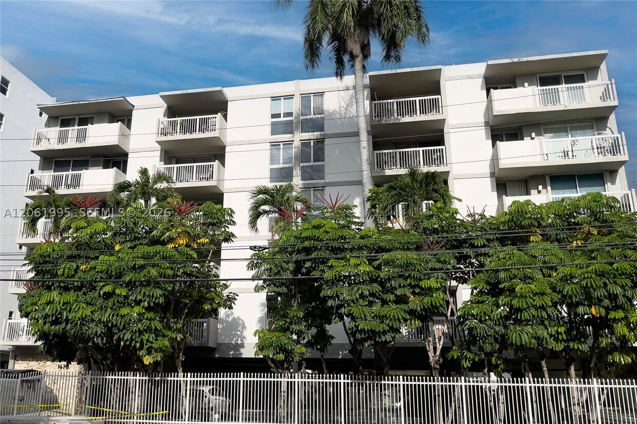 Foto del edificio - 1670 Bay Dr E