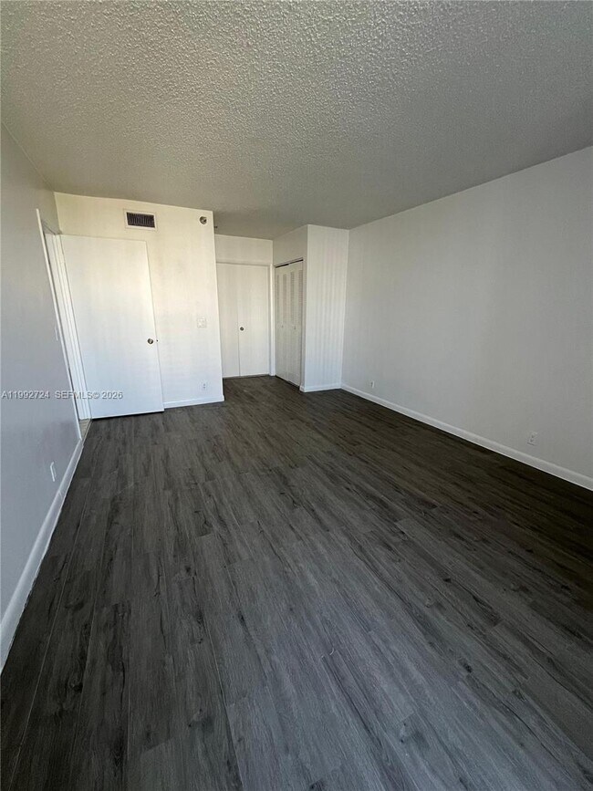 Foto del edificio - 3300 NE 191st St