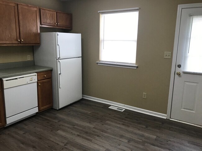 Foto del edificio - Spacious 3 bedroom, 2 bathroom home near R...