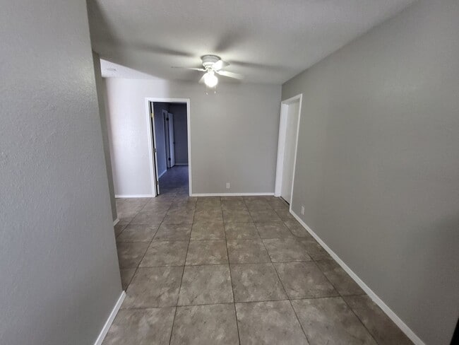 Foto del edificio - 2 bedroom 1 bathroom house with 1 car garage and central heat and air