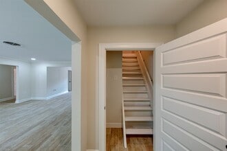 Building Photo - 8826 Robindell Dr