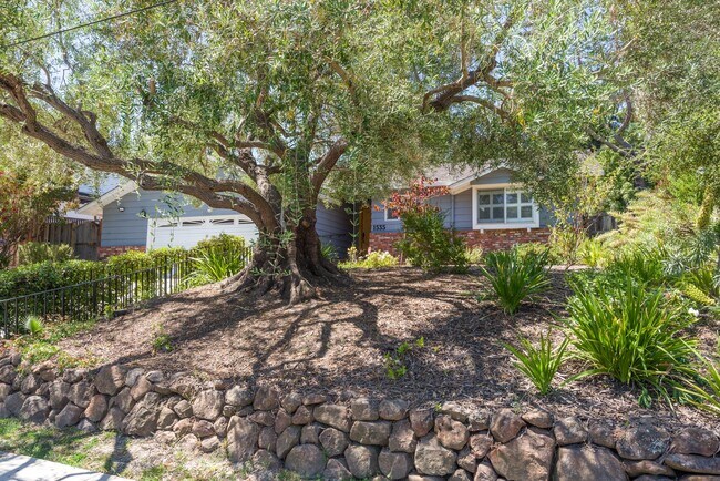 Building Photo - Beautifully Landscaped Ranch Home in West ...