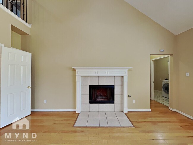 Building Photo - 102 Elm Fork Dr