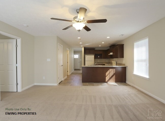 Building Photo - 301 Hummingbird Ct