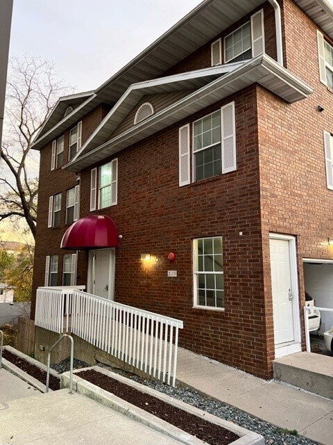 Primary Photo - 219 E Harrison St