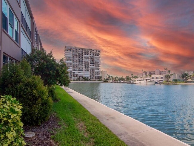 Building Photo - 7540 Bay Island Dr S