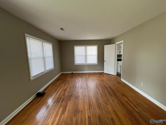 Building Photo - 1608 Buena Vista Cir SE