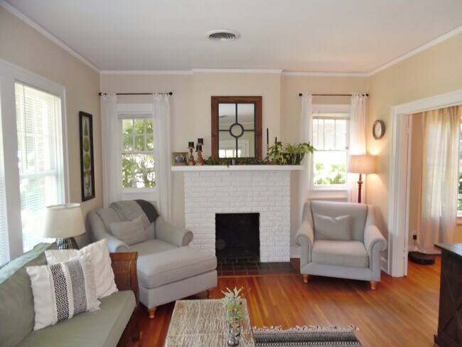 Foto del edificio - Bungalow in Mistletoe Heights!