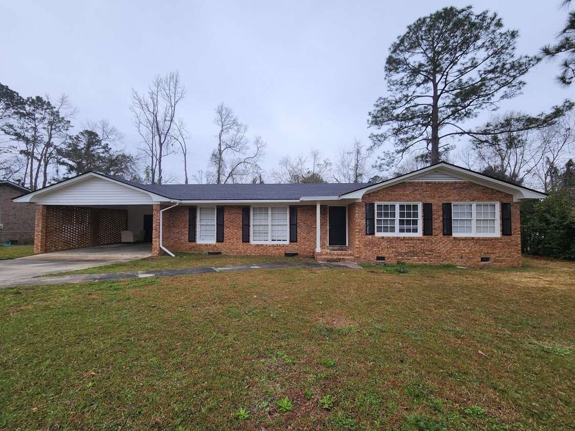 Primary Photo - Spacious & Inviting 4-Bedroom Brick Home w...