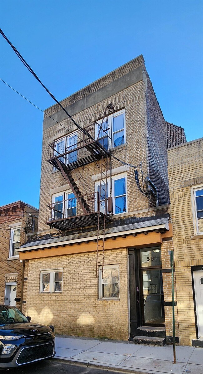 Building Photo - 589 59th St