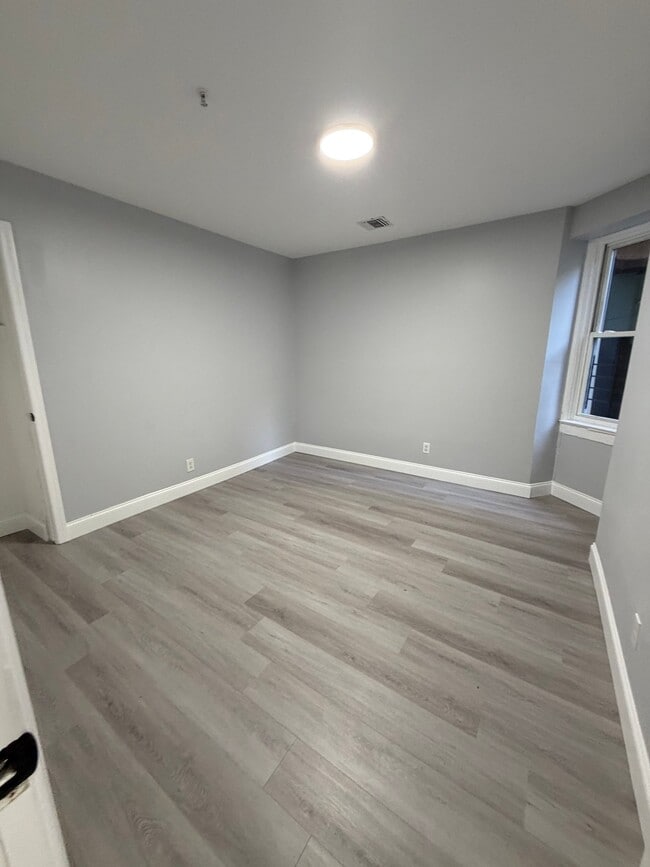 Building Photo - 96 Eaton Pl