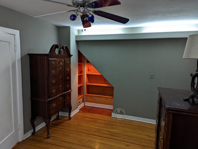 Building Photo - 1303 E Brockton Ave