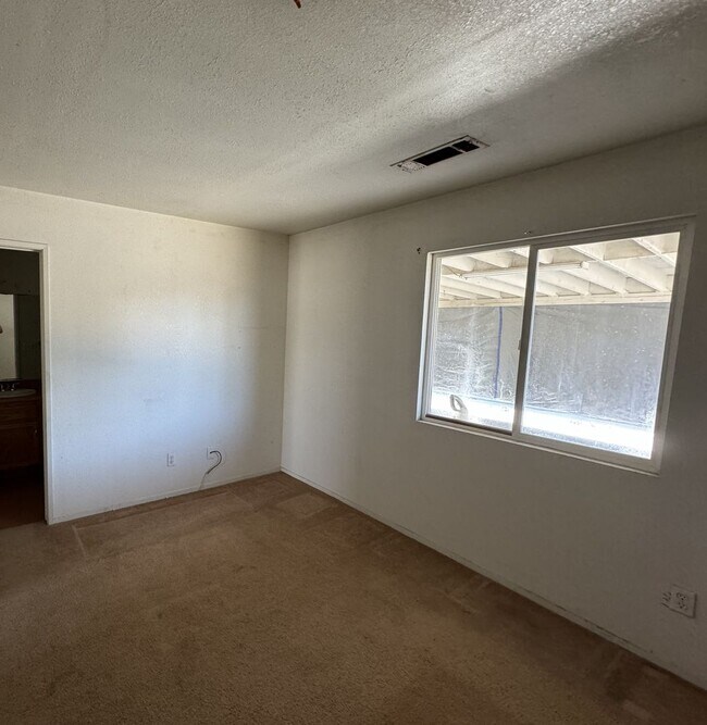 Building Photo - Cozy Apartment in Wasco Awaits Your Arrival!