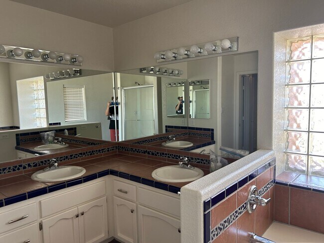 Building Photo - TAMARACK POOL HOME!