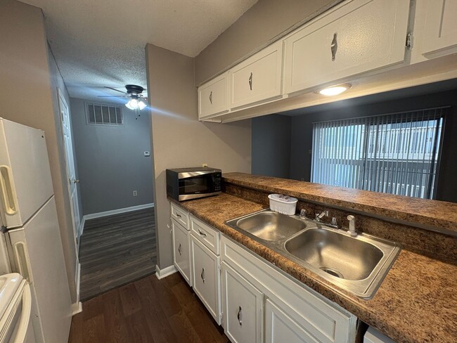 Building Photo - 1/2 First Full Month's Rent! 2BD/2BA Condo in Whispering Oaks.