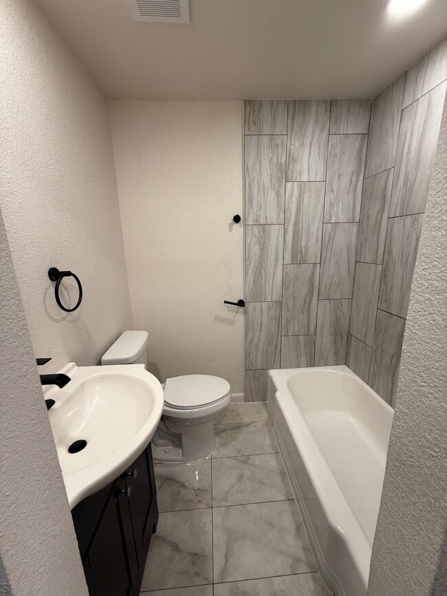 Building Photo - 4200 Gram Ln