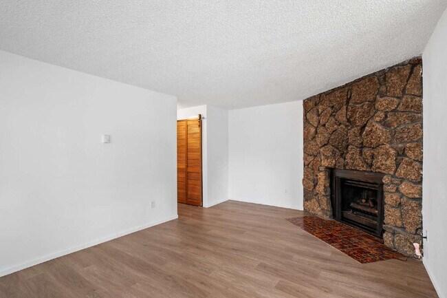 Building Photo - Updated Turnkey 2 Bed 1-bathroom spacious ...