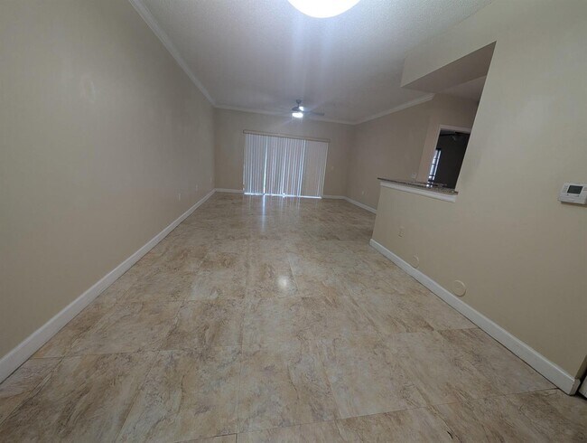 Foto del edificio - 2490 Centergate Dr