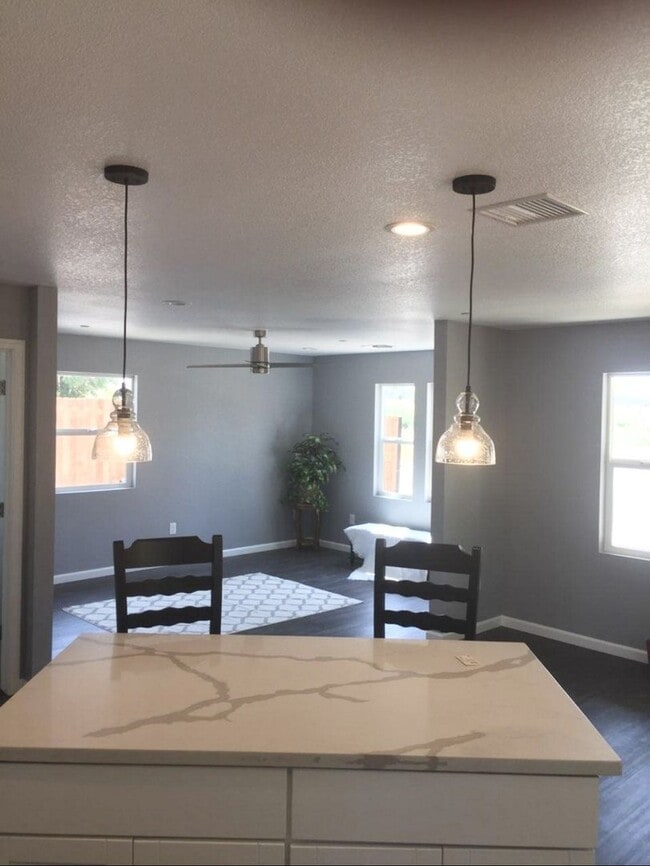 Building Photo - Home for Rent in Sacramento