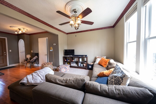 Building Photo - 801 NE Lowry Ave